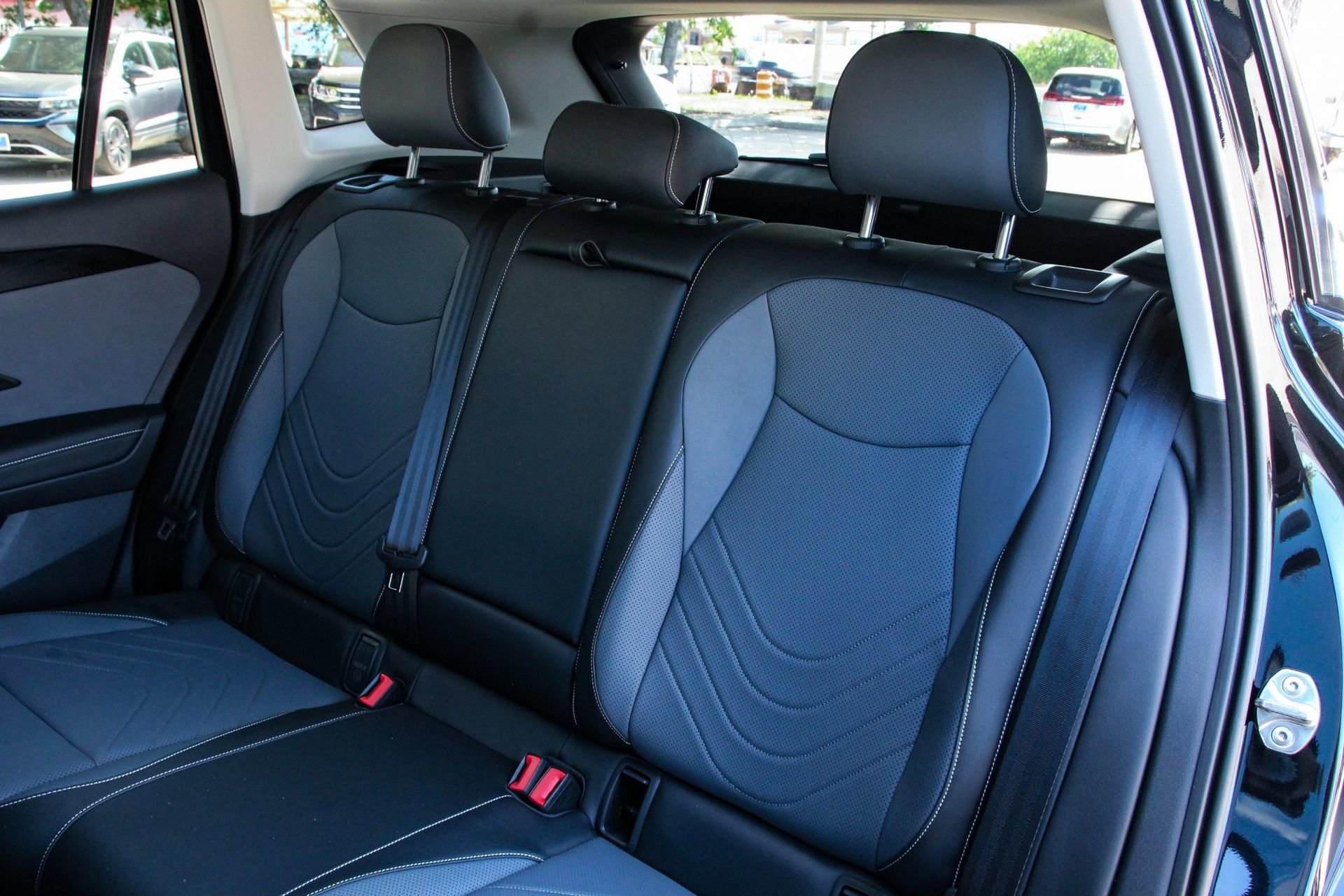Certified 2025 Volkswagen Tiguan SE FWD image 36