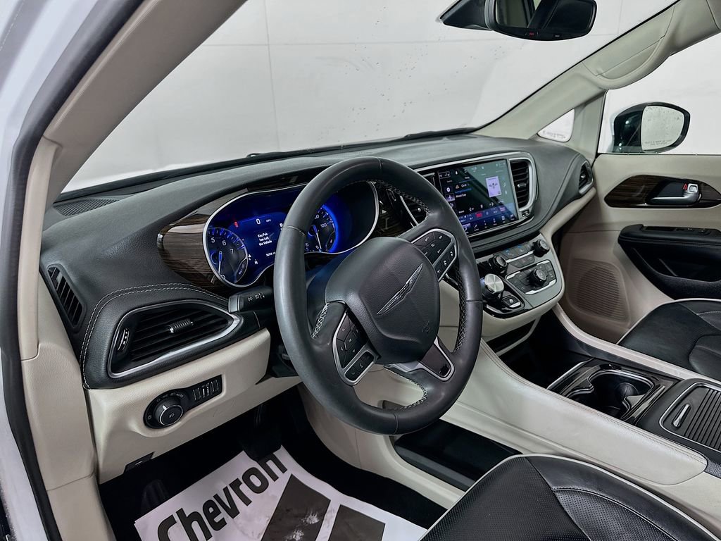 Used 2023 Chrysler Pacifica Limited image 9