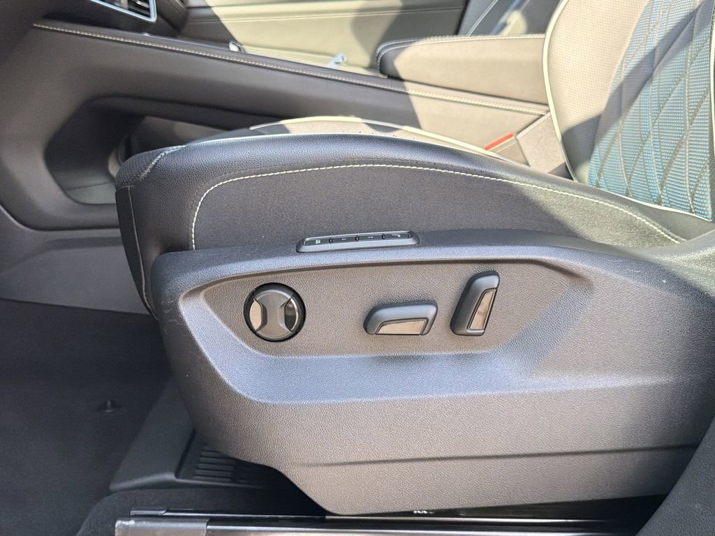 Used 2025 Volkswagen Atlas Cross Sport SEL Premium R-Line image 24