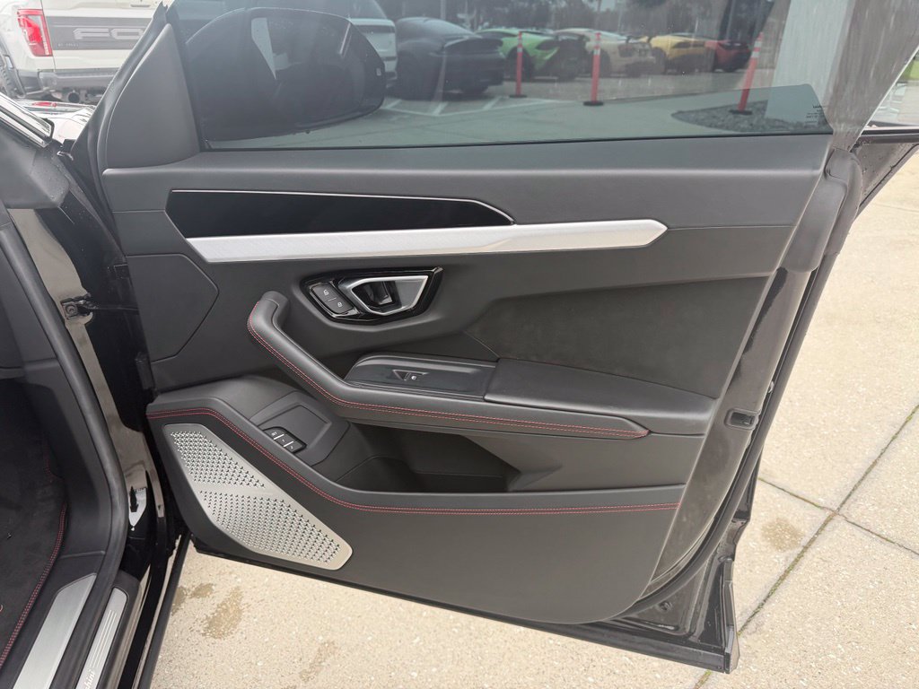 Used 2019 Lamborghini Urus AWD/4WD image 12