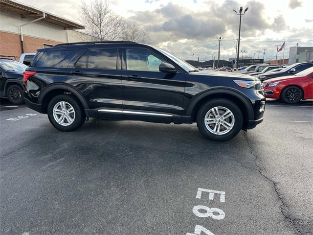 Used 2023 Ford Explorer XLT image 2