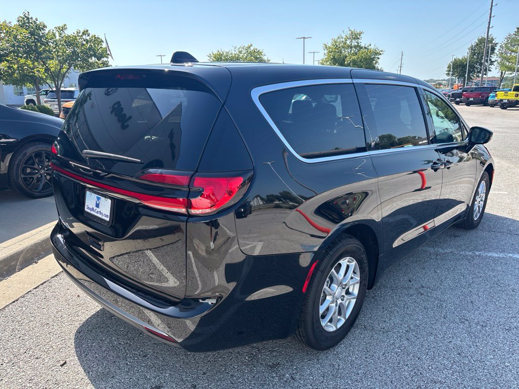New 2027 Chrysler Pacifica Select FWD image 12