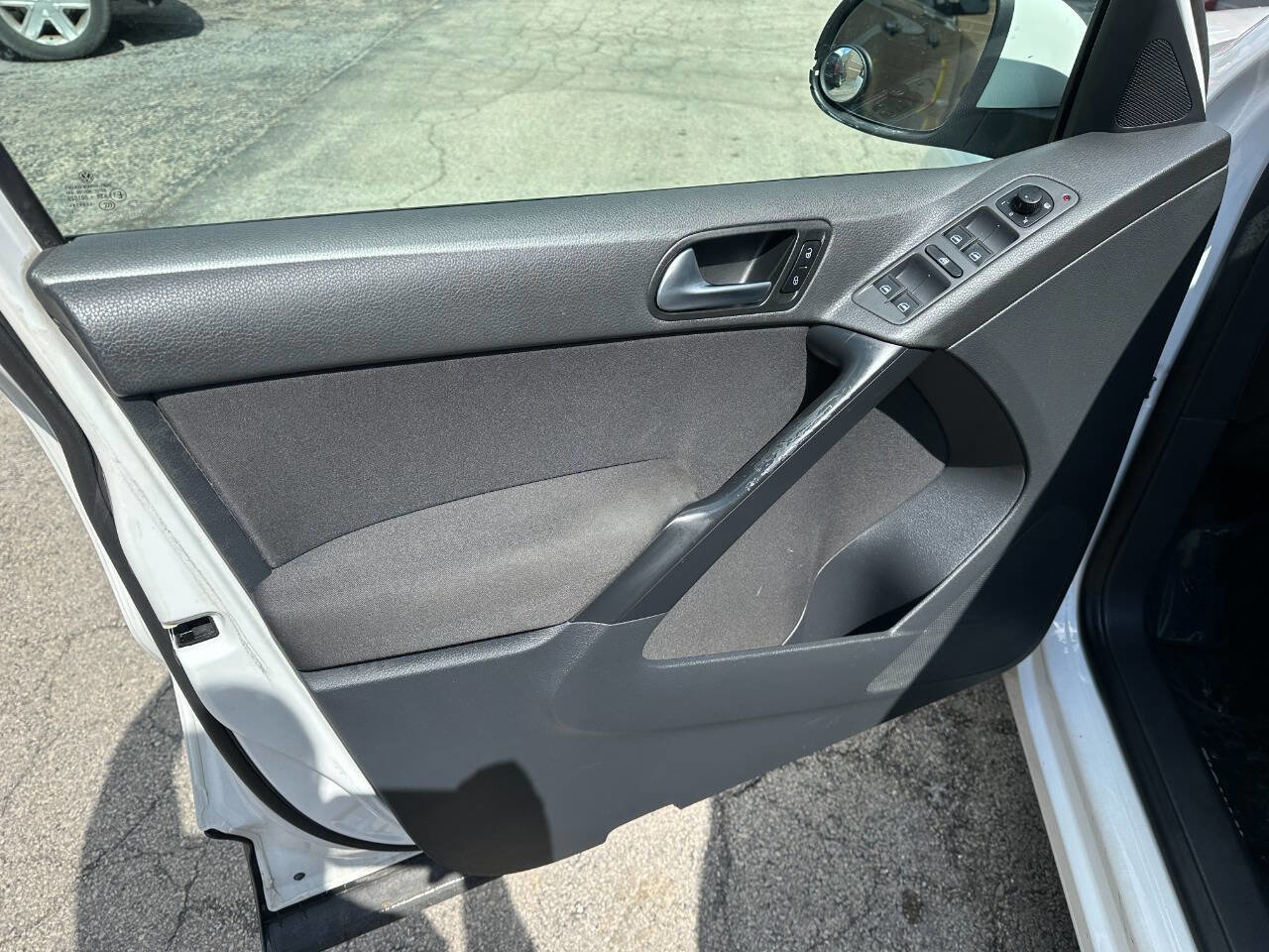 Used 2011 Volkswagen Tiguan SE image 12