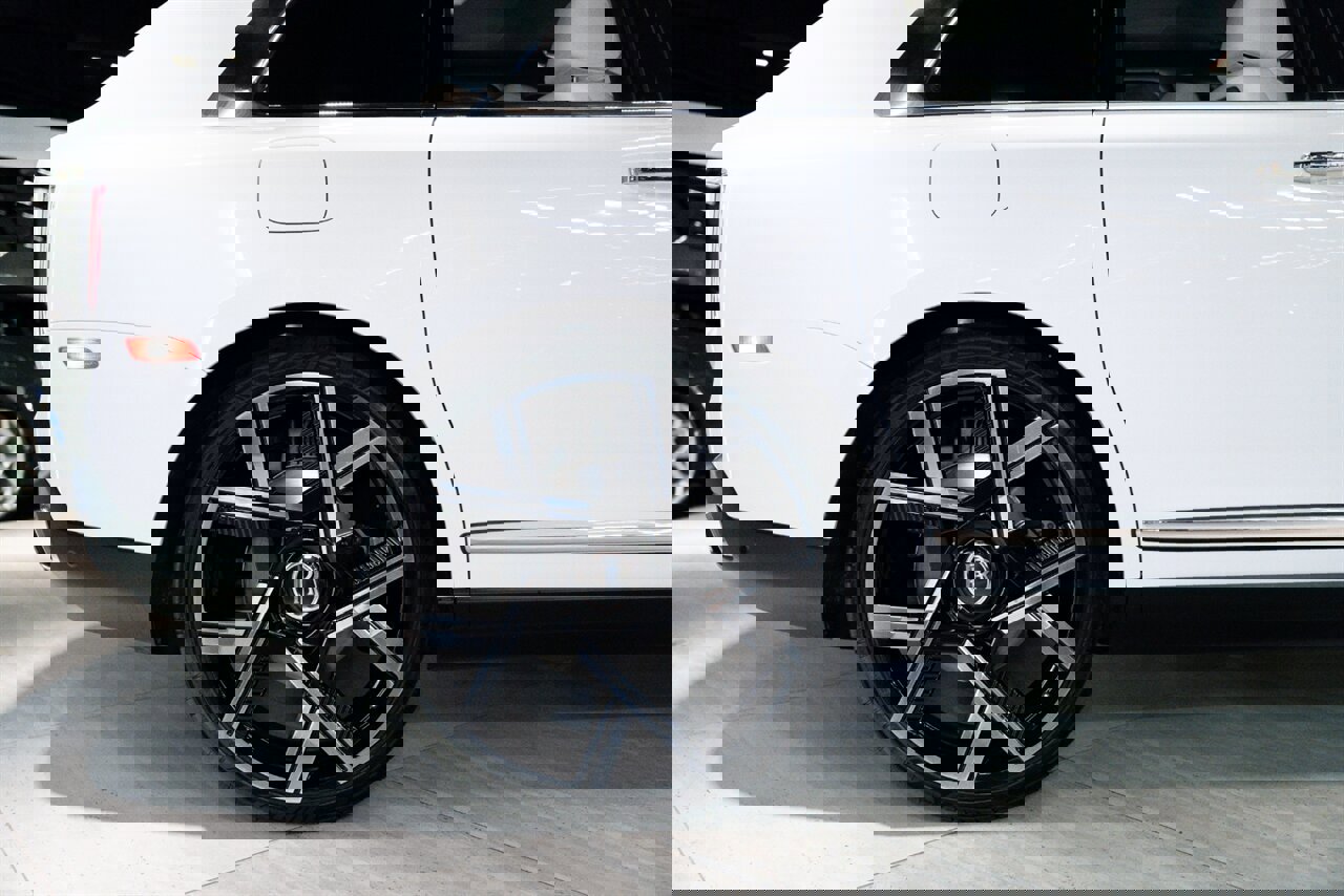 Used 2023 Rolls-Royce Cullinan w/ Cullinan Package image 36