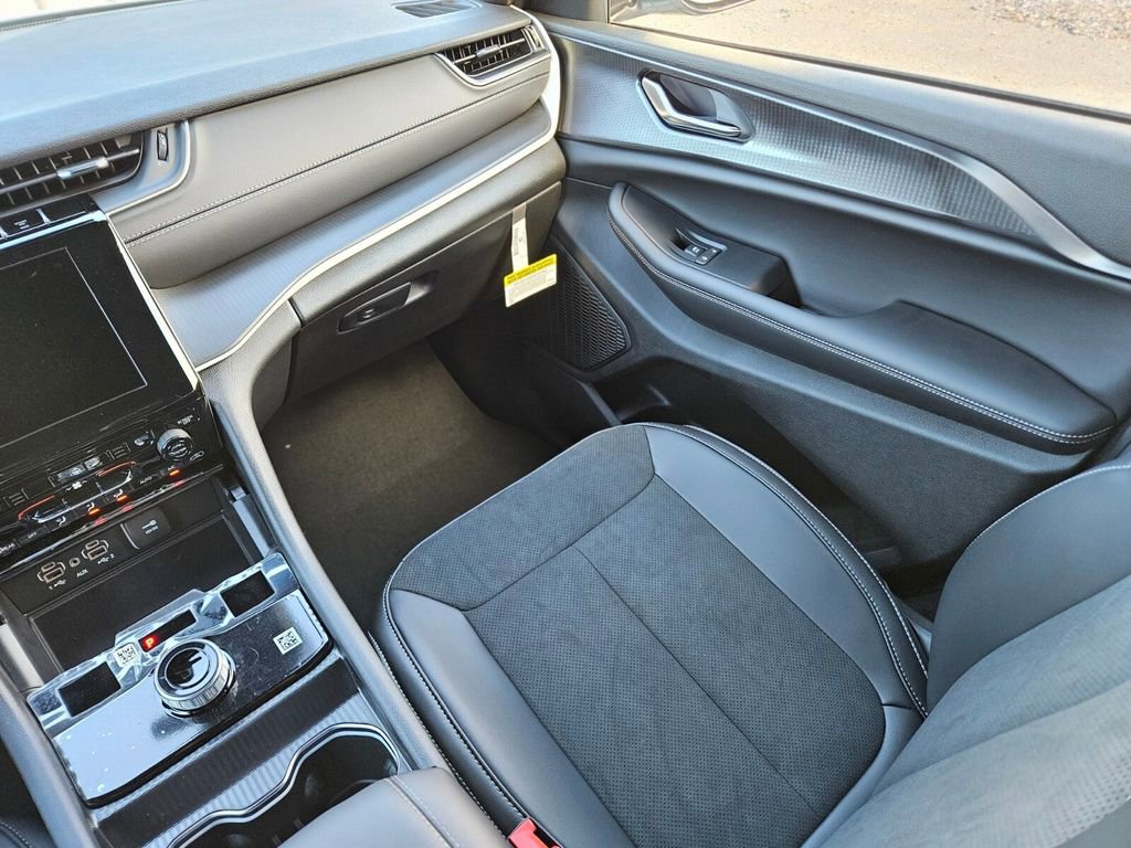 New 2025 Jeep Grand Cherokee Altitude image 15