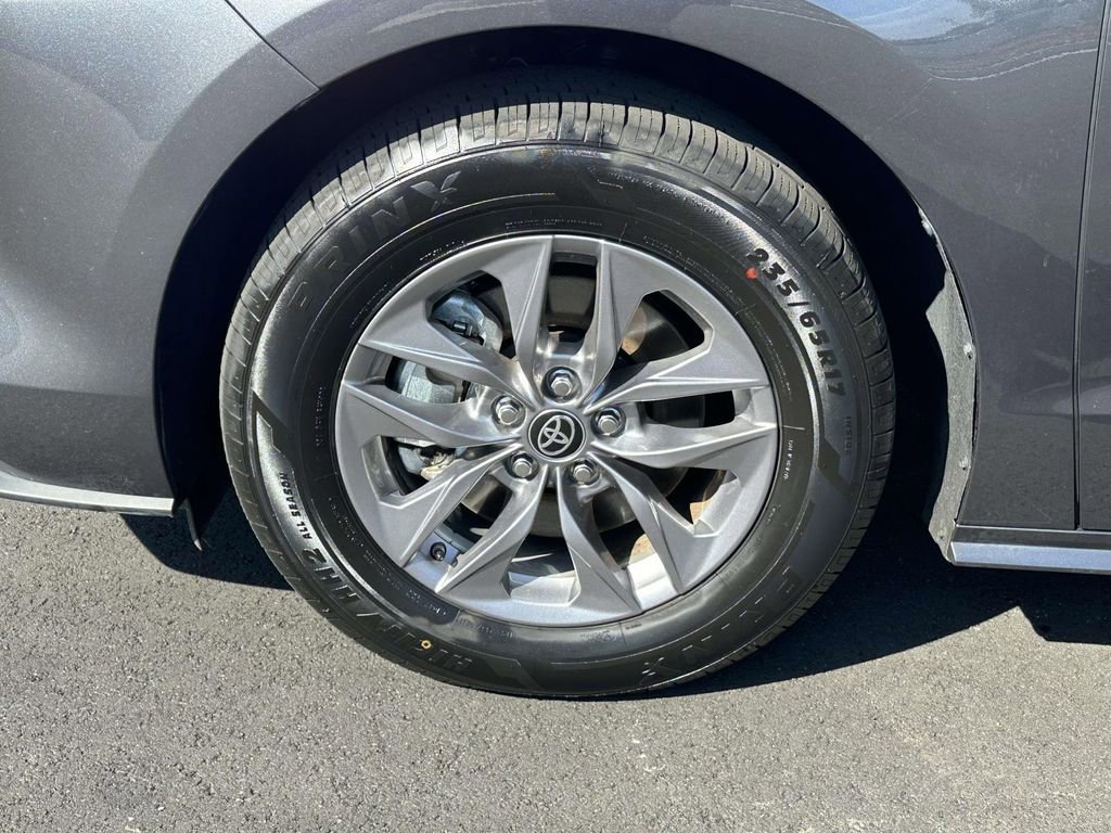 Used 2025 Toyota Sienna XLE image 32