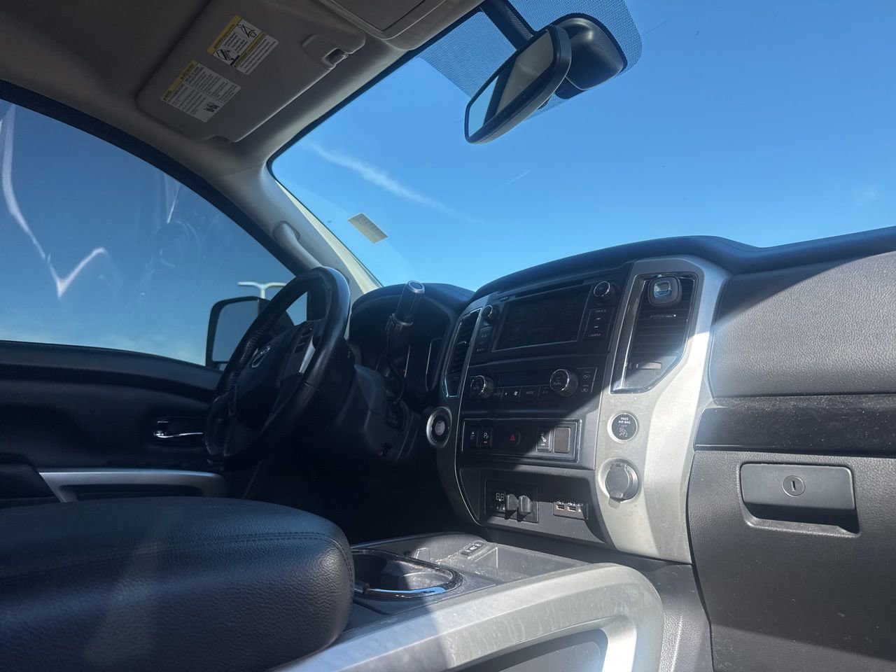 Used 2019 Nissan Titan SV w/ SV Convenience Package image 25