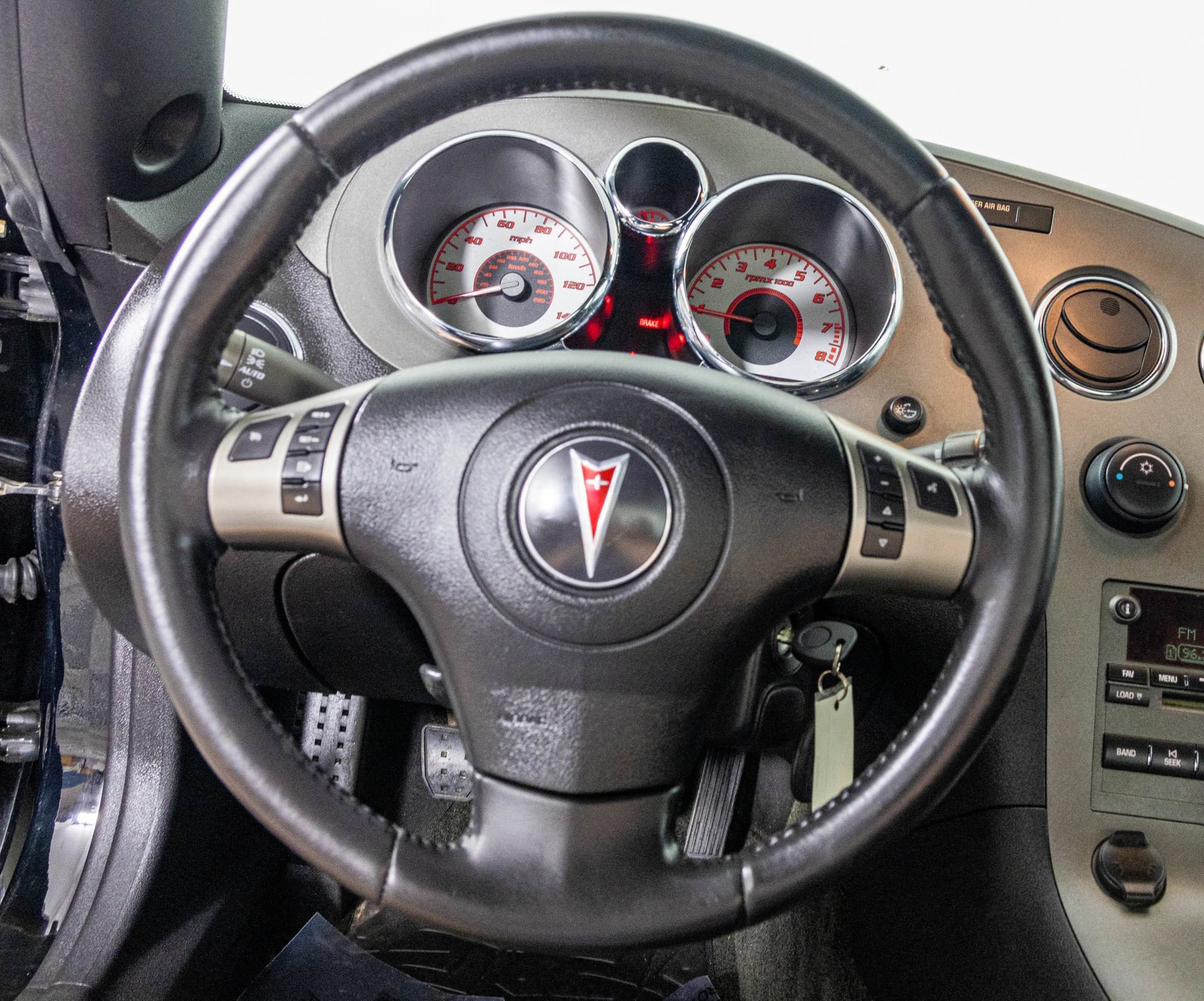Used 2006 Pontiac Solstice Convertible w/ Premium Package RWD image 27
