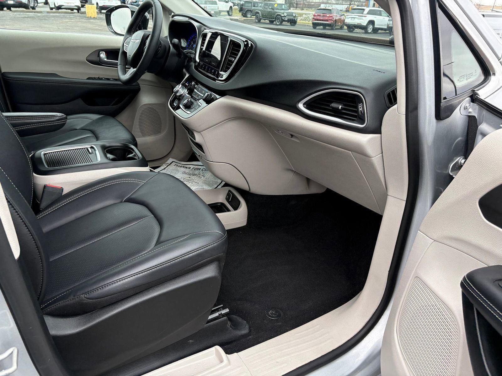 Used 2024 Chrysler Pacifica Touring-L FWD image 10