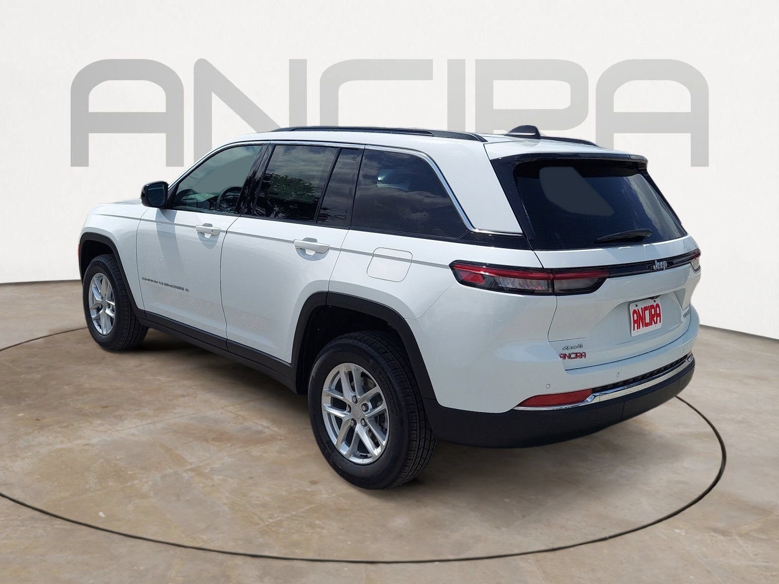 Certified 2026 Jeep Grand Cherokee Laredo AWD/4WD image 10