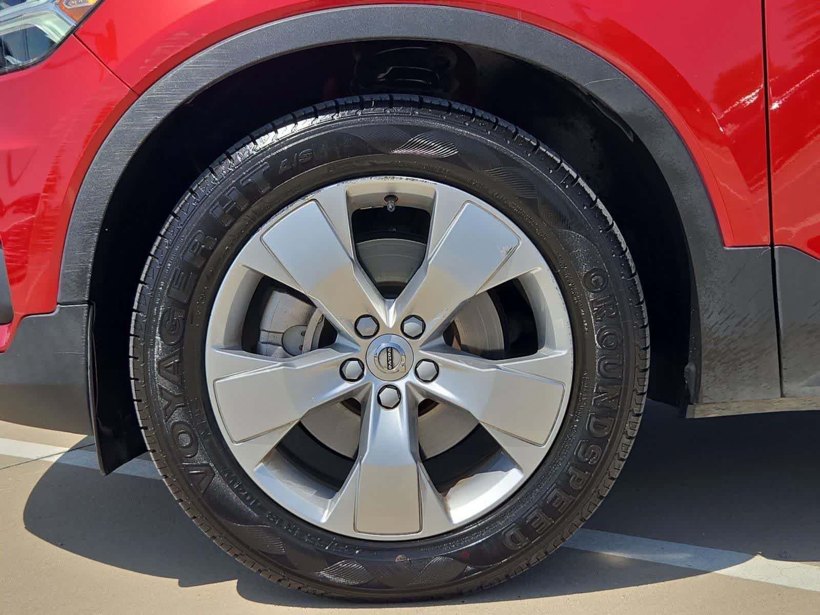Used 2022 Volvo XC40 T4 Momentum FWD image 12