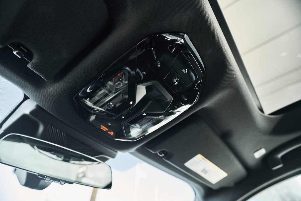 Used 2024 BMW 740i w/ Premium Package RWD image 48