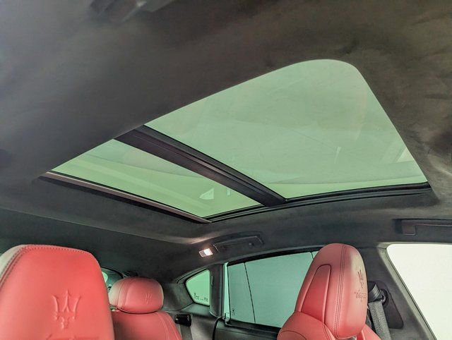 Used 2023 Maserati Levante Trofeo image 30