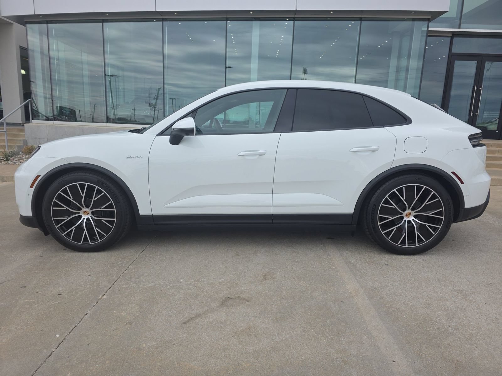 New 2026 Porsche Macan 4 Electric AWD/4WD image 2