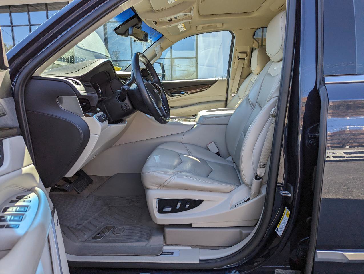 Used 2019 Cadillac Escalade Luxury w/ LPO, Radiant Package image 12