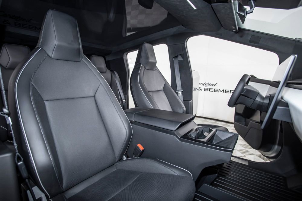 Used 2024 Tesla Cybertruck AWD Crew Cab image 40
