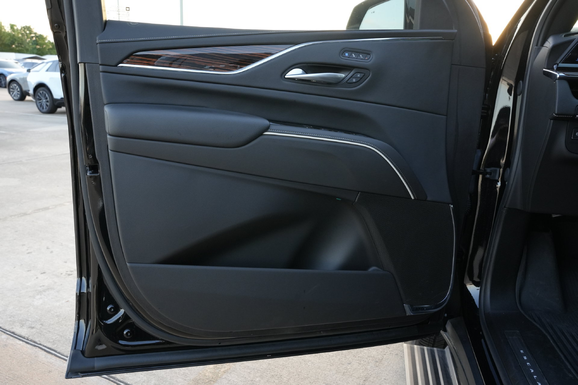 Certified 2024 Cadillac Escalade ESV Premium Luxury w/ Performance Package AWD/4WD image 18
