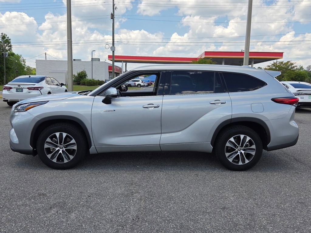 Used 2021 Toyota Highlander XLE FWD image 2