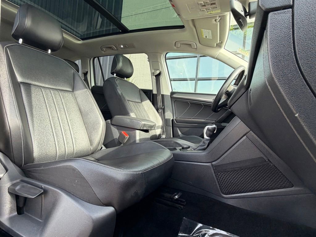 Used 2022 Volkswagen Tiguan SE w/ Panoramic Sunroof Package AWD/4WD image 17