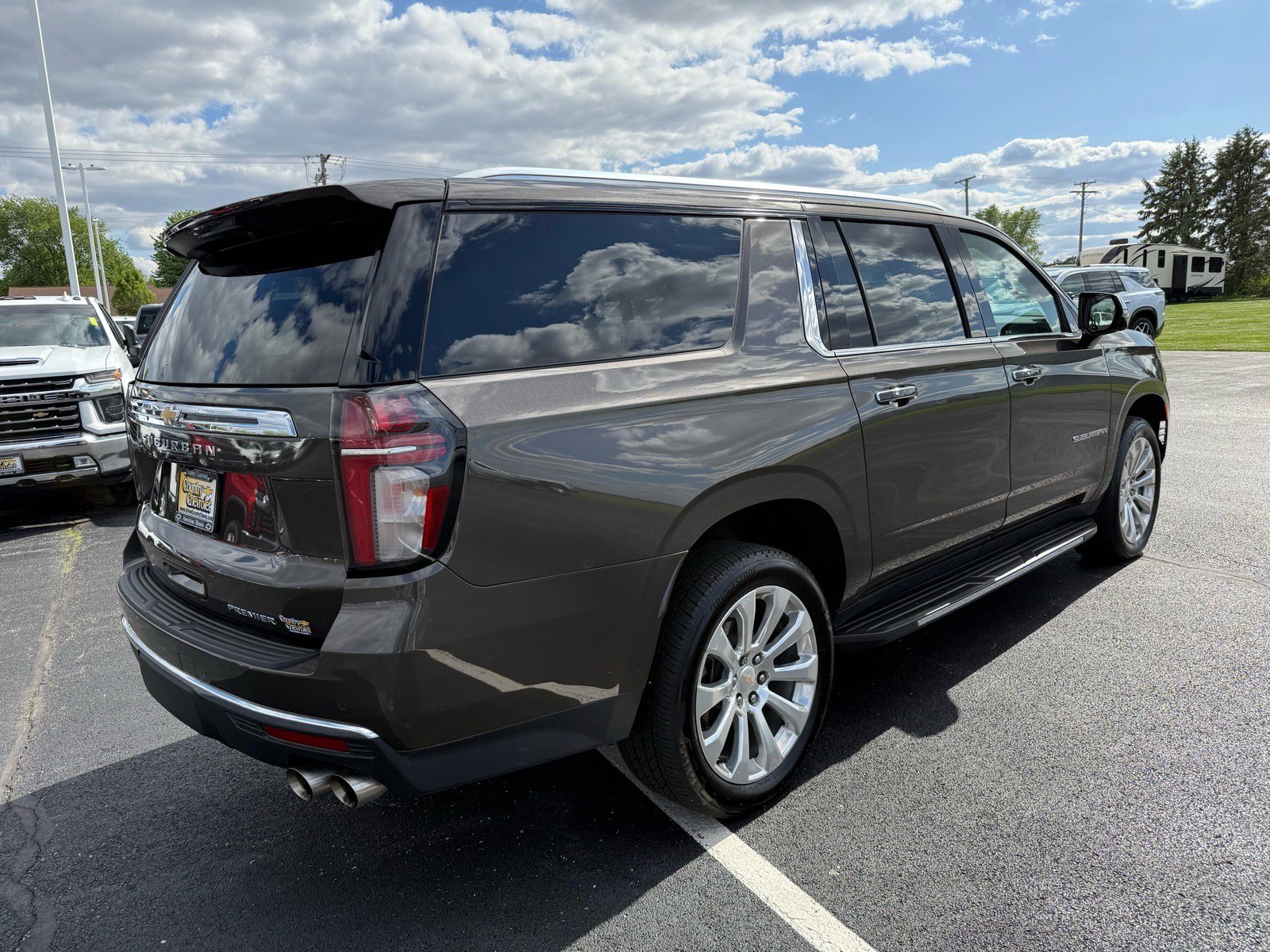 Used 2021 Chevrolet Suburban Premier w/ Premium Package AWD/4WD image 5