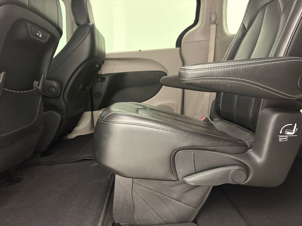 Used 2023 Chrysler Pacifica Touring-L FWD image 32