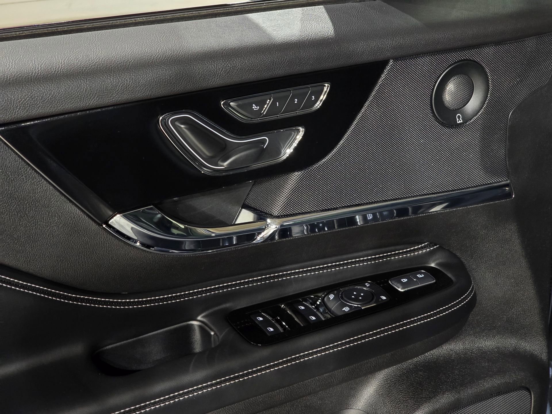 New 2025 Lincoln Corsair Reserve w/ Equipment Group 202A image 13