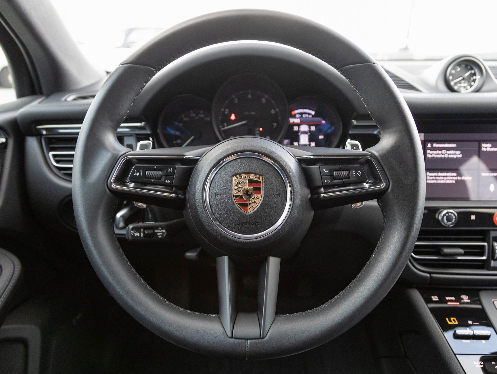 Certified 2025 Porsche Macan image 13