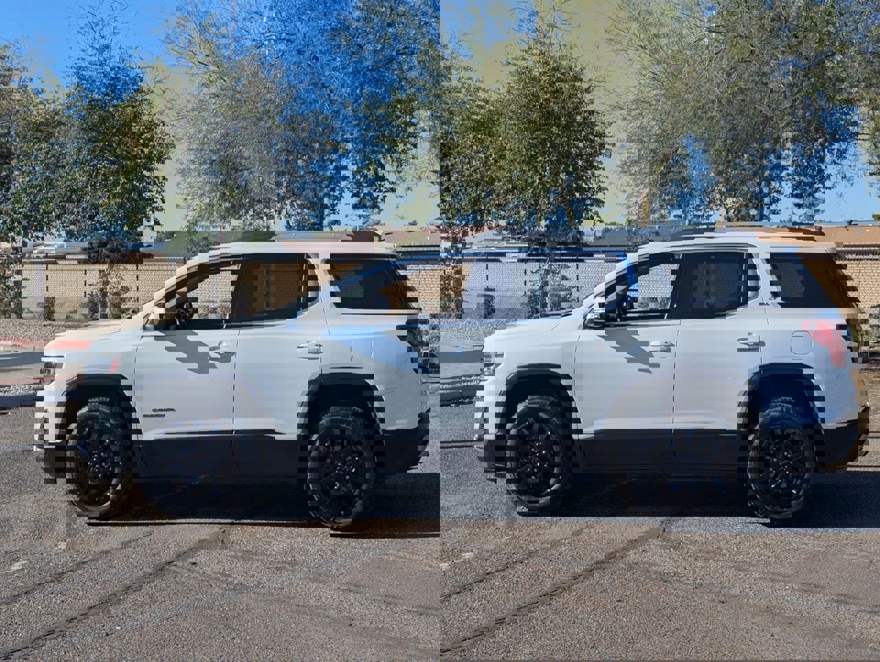 Used 2023 GMC Acadia SLT image 3