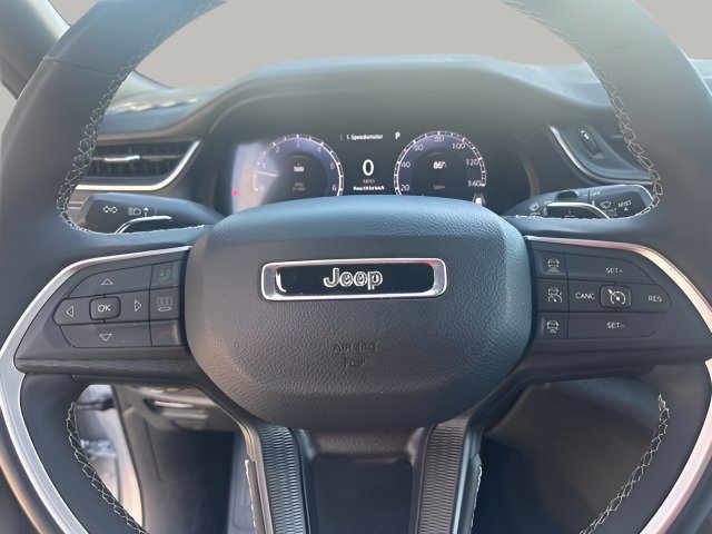 Used 2025 Jeep Grand Cherokee Altitude AWD/4WD image 8