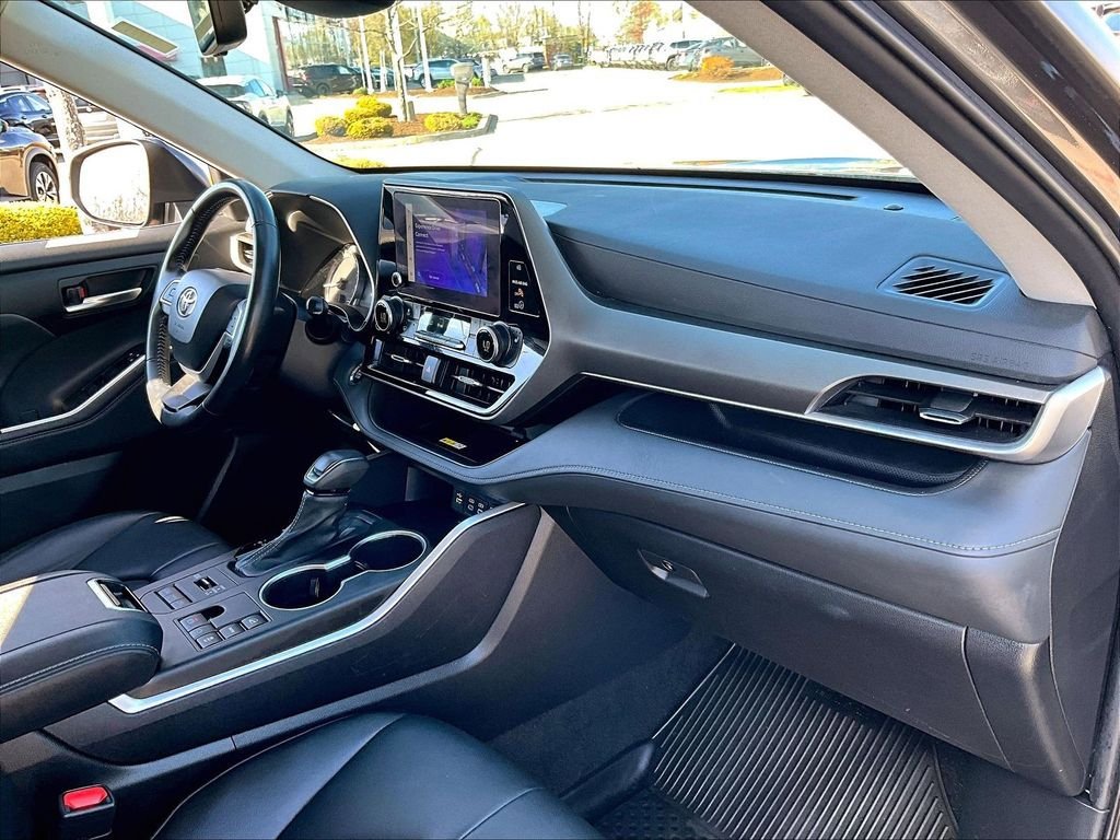 Used 2023 Toyota Highlander XLE AWD/4WD image 14