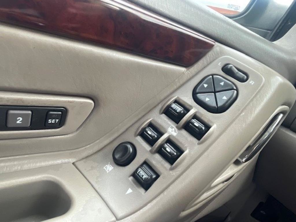 Used 2004 Jeep Grand Cherokee Limited w/ Cold Weather Group AWD/4WD image 9