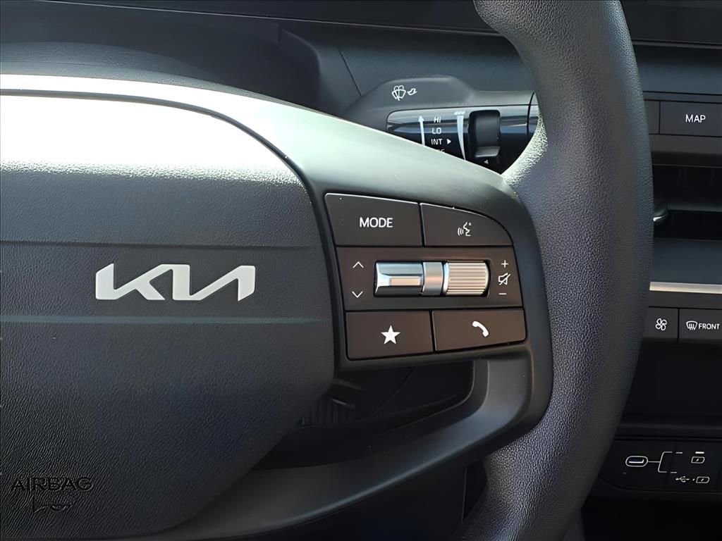 Used 2025 Kia K4 LXS image 6