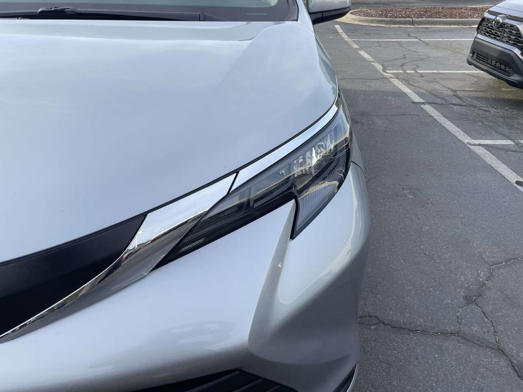 Used 2025 Toyota Sienna XLE image 13