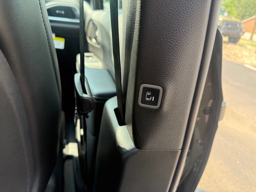 New 2027 Chrysler Pacifica Limited FWD image 59
