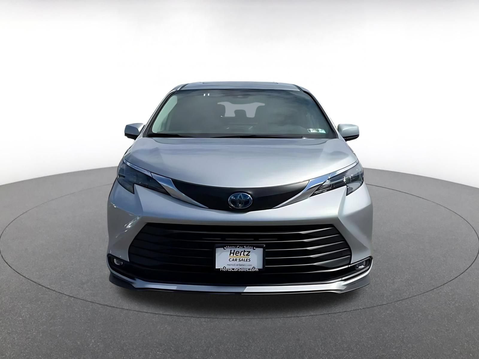 Used 2025 Toyota Sienna XLE FWD image 4