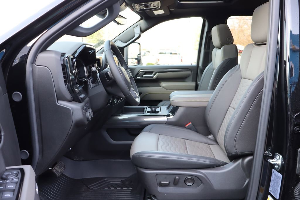 Used 2025 Chevrolet Silverado 2500 ZR2 w/ Technology Package image 4