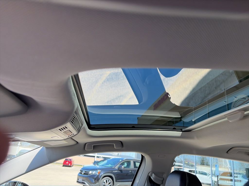 Used 2024 Volkswagen Jetta SE w/ Panoramic Sunroof Package image 12