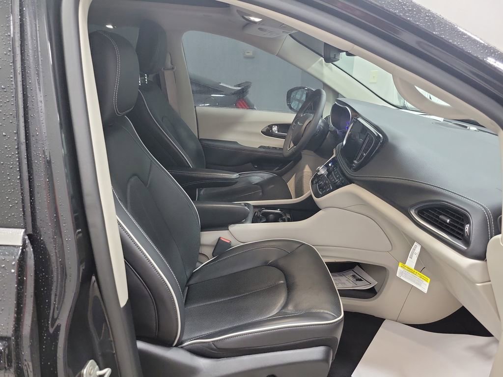 Used 2023 Chrysler Pacifica Limited image 26