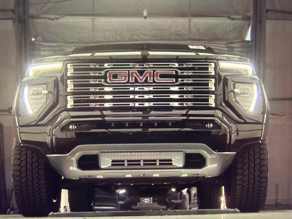 Used 2025 GMC Canyon Denali w/ LPO, Denali Black Edition AWD/4WD image 9