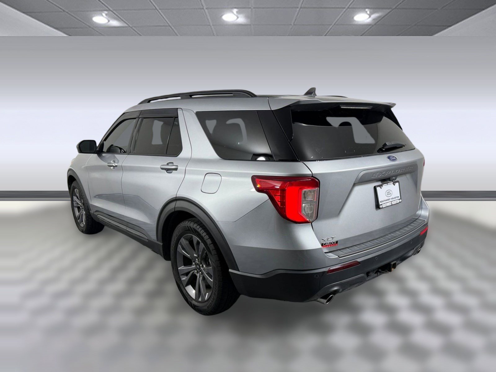 Used 2021 Ford Explorer XLT w/ Equipment Group 202A RWD image 3