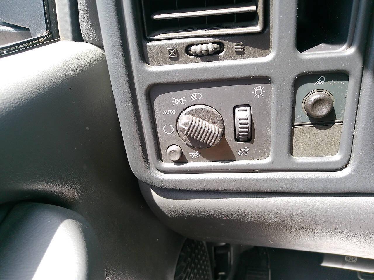 Used 2006 Chevrolet Silverado 2500 W/T w/ Skid Plate Package AWD/4WD image 40