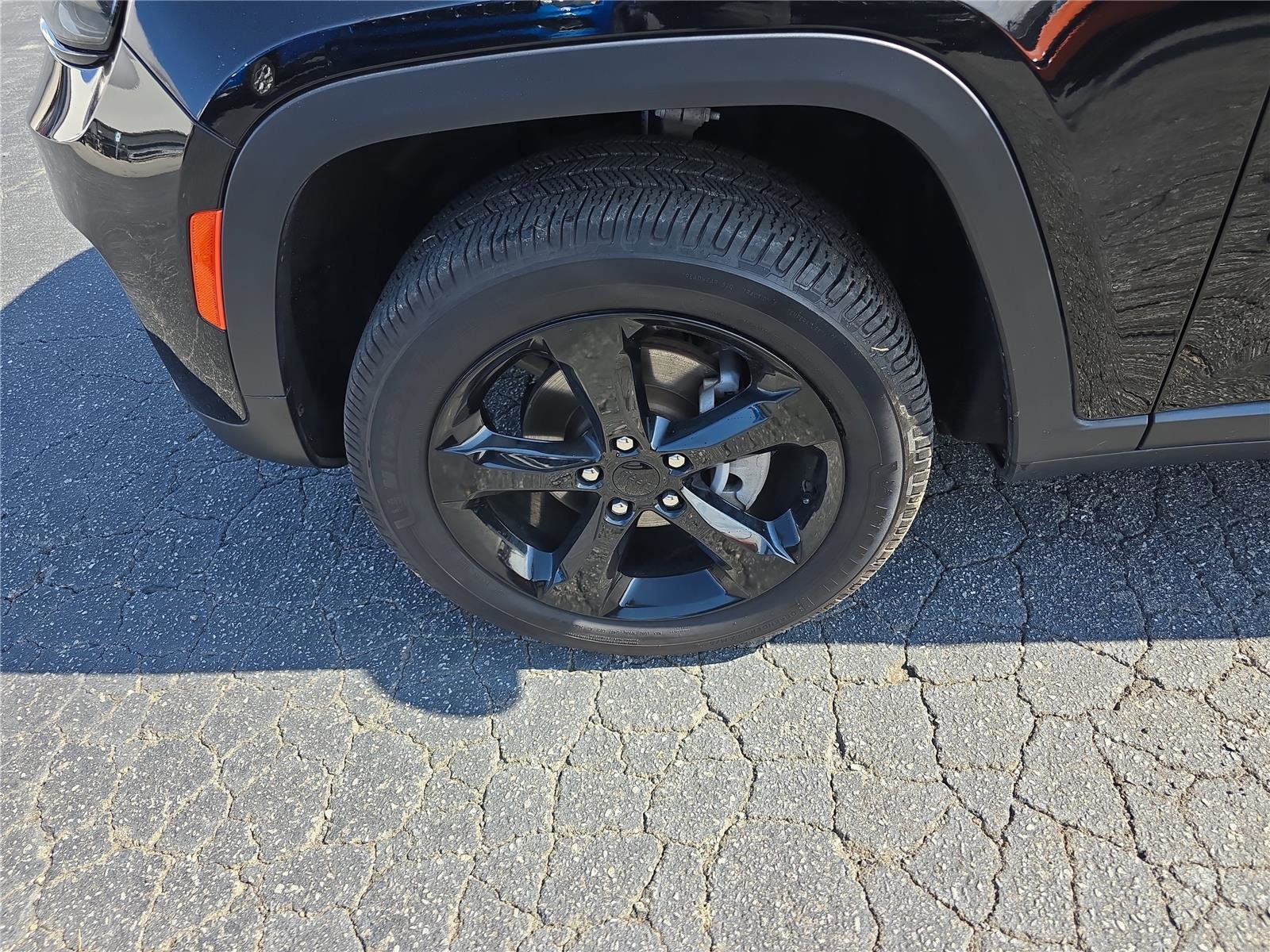 Used 2023 Jeep Grand Cherokee Altitude image 11