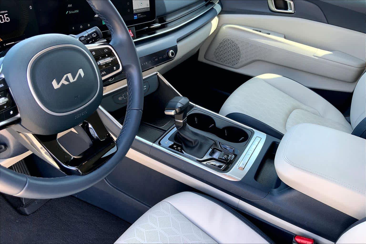 Used 2025 Kia Carnival EX FWD image 16