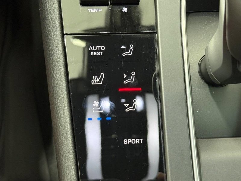 Certified 2025 Porsche Macan AWD/4WD image 22