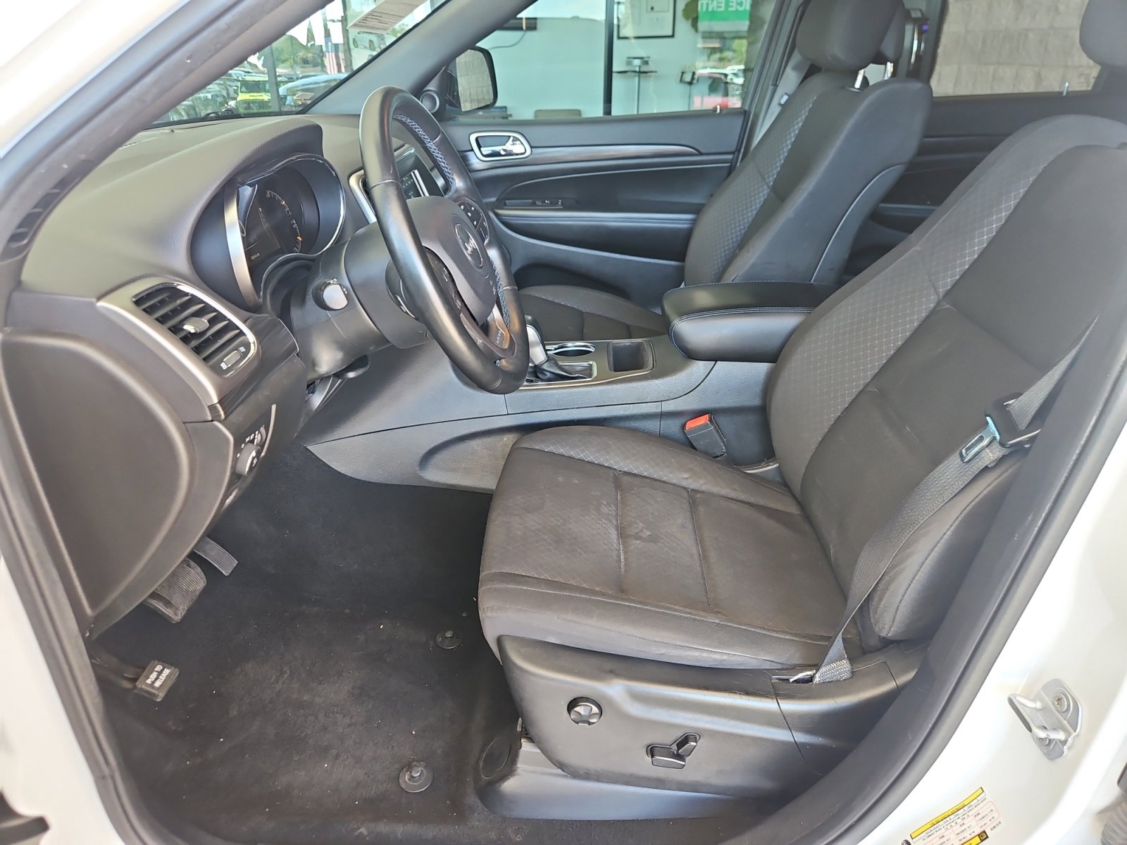 Used 2019 Jeep Grand Cherokee Laredo image 14