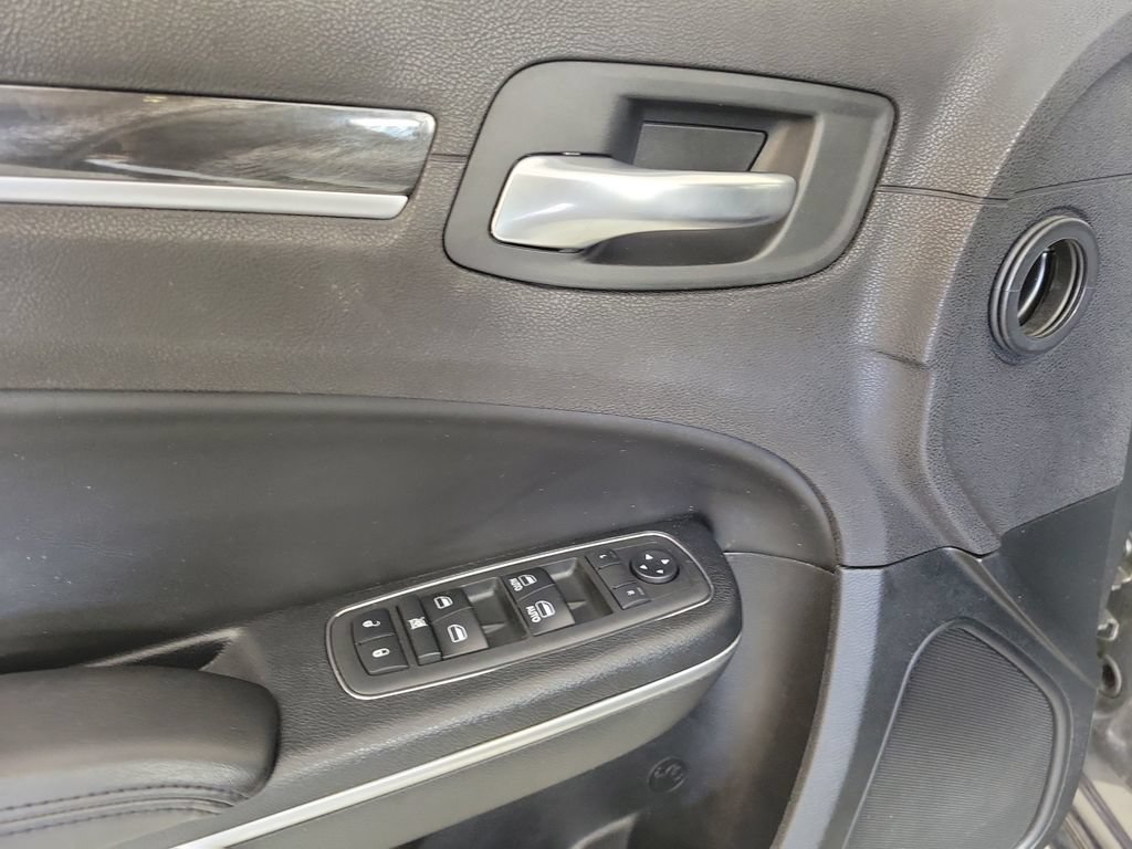 Used 2018 Chrysler 300 Touring RWD image 16
