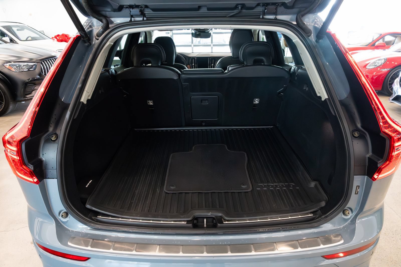 Used 2023 Volvo XC60 B5 Plus w/ Protection Package Premier AWD/4WD image 8