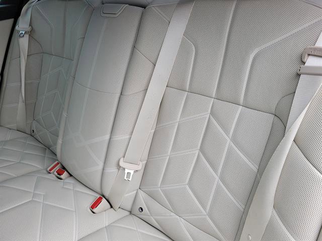 Used 2024 BMW 760i xDrive w/ Premium Package 2 AWD/4WD image 7