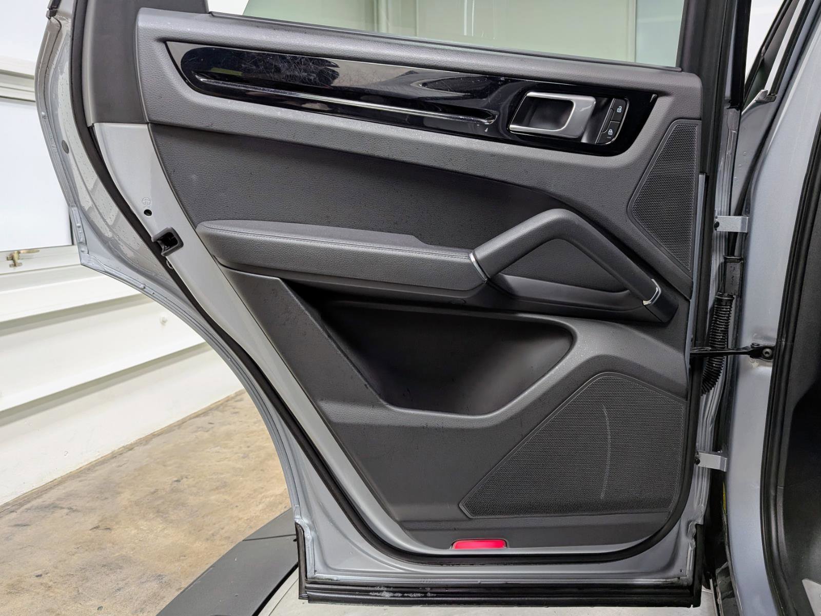 Used 2023 Porsche Cayenne Platinum Edition image 16