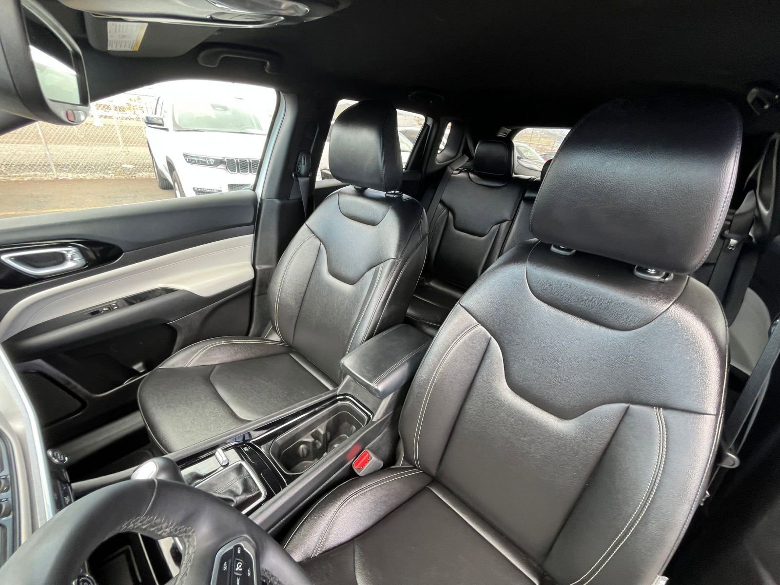 Used 2025 Jeep Compass Limited image 37